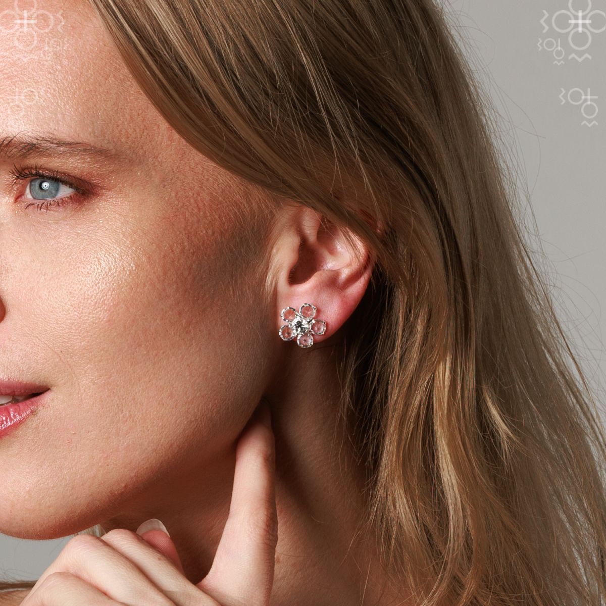 Earrings stud small flower chanel white Earrings stud small flower chanel white